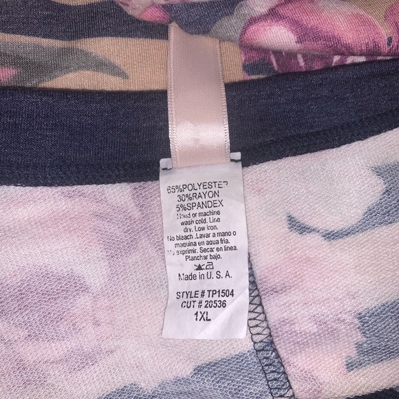 ***Crepas V-Neck Floral Top  - Size 1XL - Picture 5 of 5